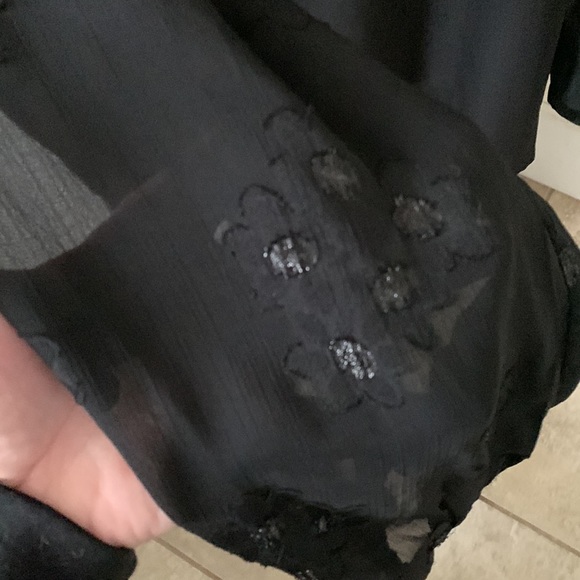 ❤️CUTE RUFFLE BLACK BLOUSE ❤️ - Picture 5 of 7